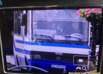 ОБНОВЛЕНО. В Луцке неизвестный со взрывчаткой захватил автобус: центр города перекрыли (ФОТО, ВИДЕО)