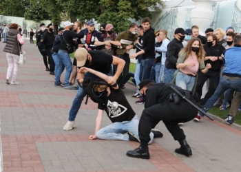 Мирный протест. ОМОН в Беларуси задержал более 220 человек (ВИДЕО)