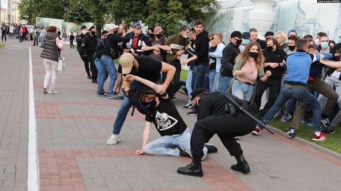 Мирный протест. ОМОН в Беларуси задержал более 220 человек (ВИДЕО) 1
