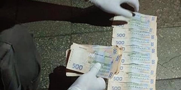 В Николаеве задержали патрульного полицейского на взятке в $800