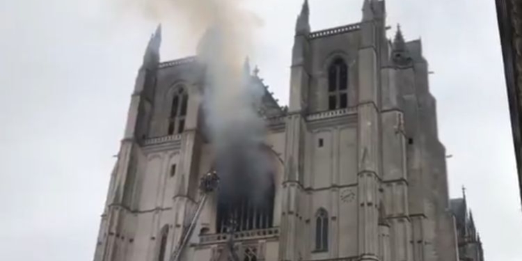 Во Франции горит еще один древний собор,  построенный 6 веков (ВИДЕО)