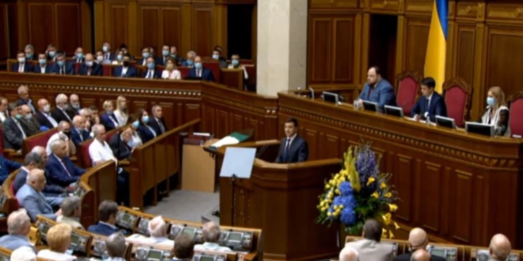 Зеленский в парламенте назвал РФ агрессором и призвал нардепов умерить аппетит (ВИДЕО)