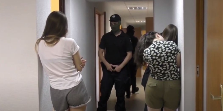 В Николаеве 6 девушек зарабатывали онлайн 2,5 млн. грн. в месяц. Остались без работы лет на 7 (ВИДЕО)