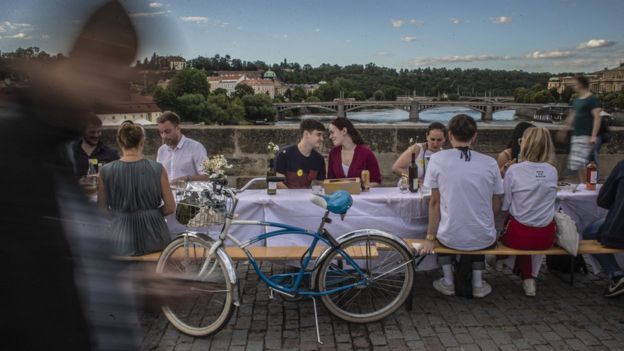 В Чехии попрощались с коронавирусом - 500-метровый стол накрыли на Карловом мосту (ФОТО) 6