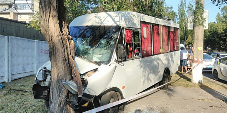 На центральном проспекте Николаева “маршрутка” врезалась в дерево, 9 пострадавших (ФОТО, ВИДЕО)