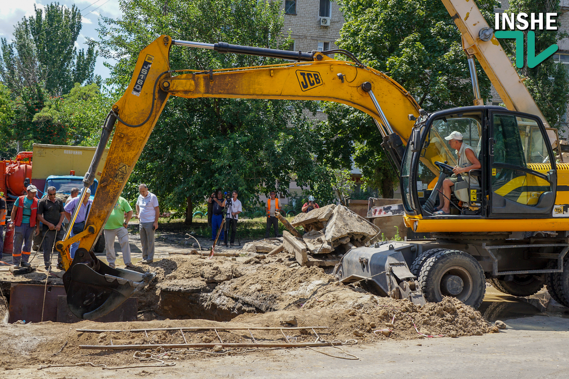 «Николаееводоканал» третий день борется с крупной аварией на перекрестке Шоссейной и 8-й Поперечной (ФОТО, ВИДЕО)