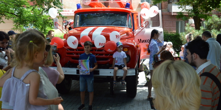 В Николаевском детском городке «Сказка» открыли новый арт-объект “Пожарная автоцистерна” (ФОТО и ВИДЕО)