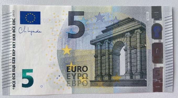 Европейский центральный банк показал обновленные банкноты евро (ФОТО)