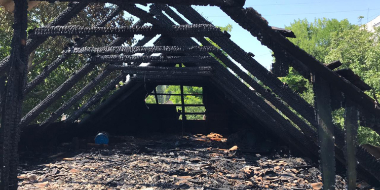 Спасатели потушили пожар жилого дома на улице 12-й Продольной