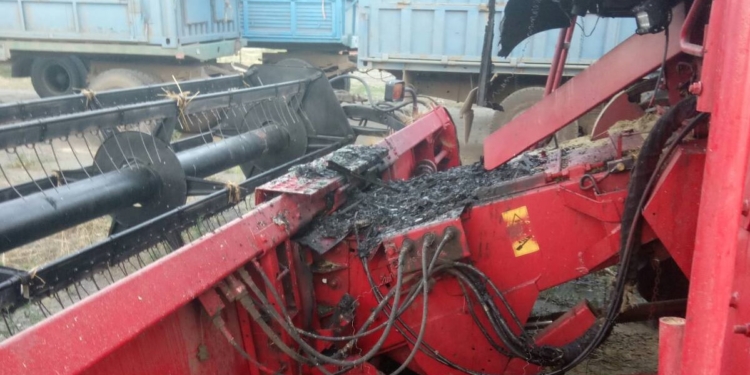 Горячая пора. Николаевские спасатели тушили комбайн (ФОТО)