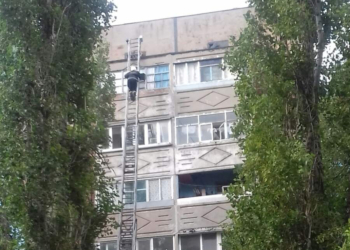 В Южноукраинске мужчина застрял в окне технического этажа девятиэтажки