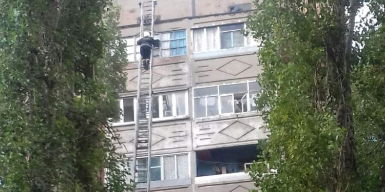 В Южноукраинске мужчина застрял в окне технического этажа девятиэтажки