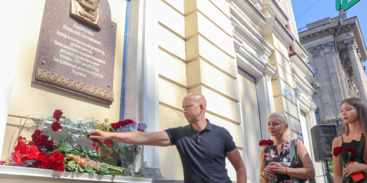 На здании Николаевского русдрама открыли мемориальную доску в память о его многолетнем руководителе Николае Кравченко (ФОТО, ВИДЕО)