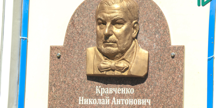 На здании Николаевского русдрама открыли мемориальную доску в память о его многолетнем руководителе Николае Кравченко (ФОТО, ВИДЕО)