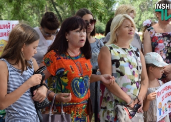 «Дети превратятся просто в зомби!» – в Николаеве протестовали против дистанционного обучения с 1 сентября (ФОТО, ВИДЕО)