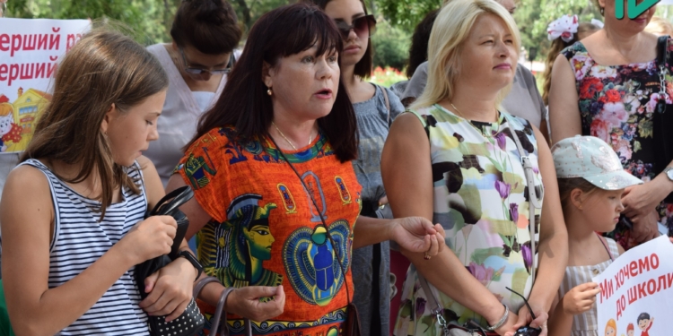 «Дети превратятся просто в зомби!» – в Николаеве протестовали против дистанционного обучения с 1 сентября (ФОТО, ВИДЕО)