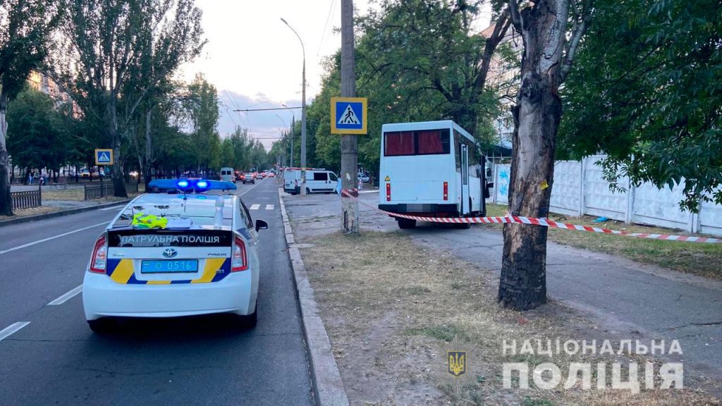 На центральном проспекте Николаева "маршрутка" врезалась в дерево, 9 пострадавших (ФОТО, ВИДЕО) 3
