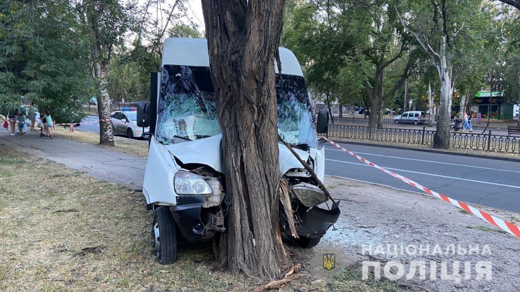 На центральном проспекте Николаева "маршрутка" врезалась в дерево, 9 пострадавших (ФОТО, ВИДЕО) 1