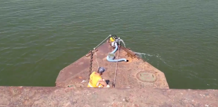 В Николаеве подтопило одну из секций пешеходного понтонного моста (ВИДЕО)