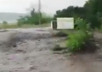Дорогу в селе на Николаевщине полностью смыло водой (ВИДЕО)