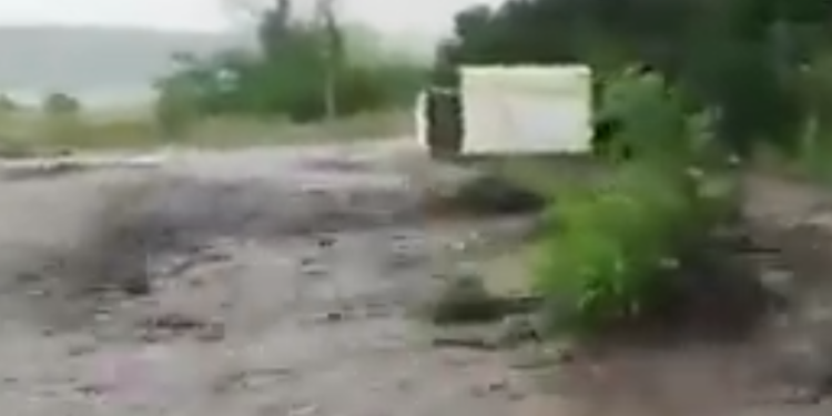 Дорогу в селе на Николаевщине полностью смыло водой (ВИДЕО)