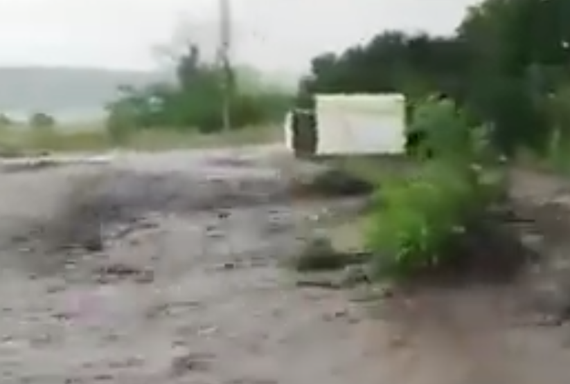 Дорогу в селе на Николаевщине полностью смыло водой (ВИДЕО) 1