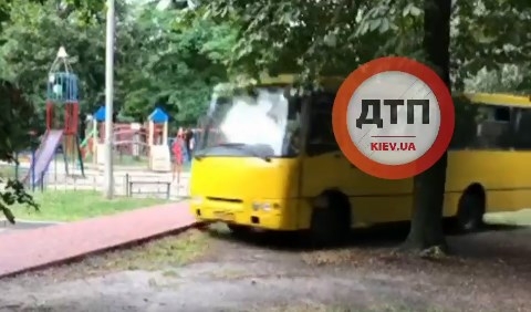 Двое парней угнали маршрутку и катались по Киеву, совершая опасные маневры (ВИДЕО)