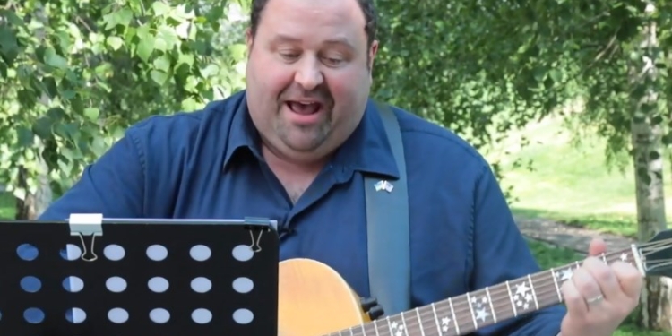 Пресс-атташе посольства США в Украине Рей Кастилло спел на прощание «Їхав, їхав козак містом» (ВИДЕО)