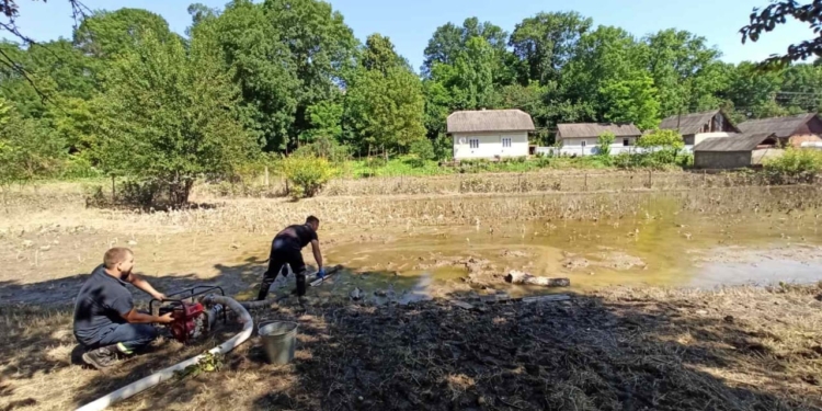 На западе Украины из-за паводков разрушено более 200 км дорог (ФОТО)
