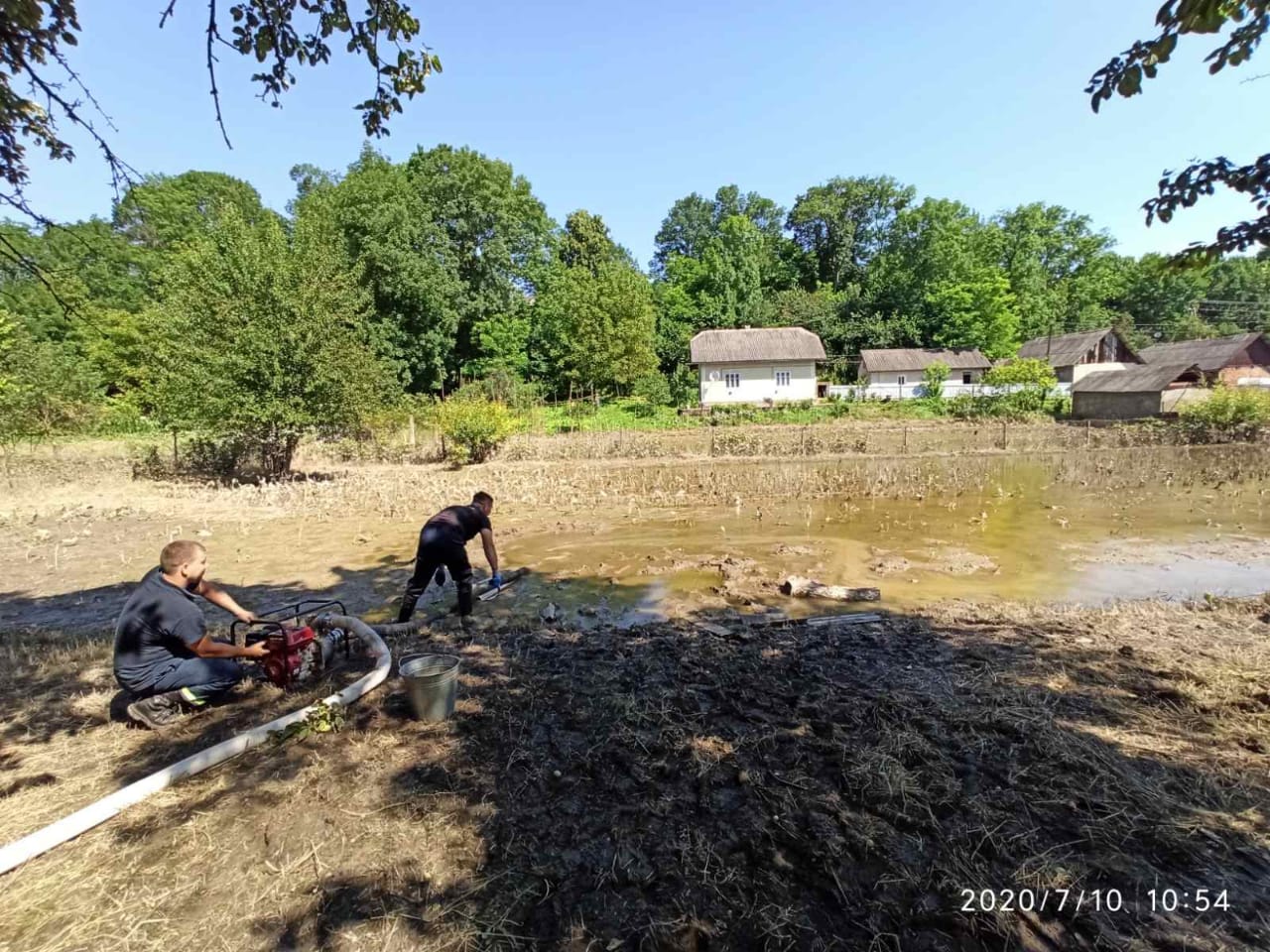 На западе Украины из-за паводков разрушено более 200 км дорог (ФОТО)