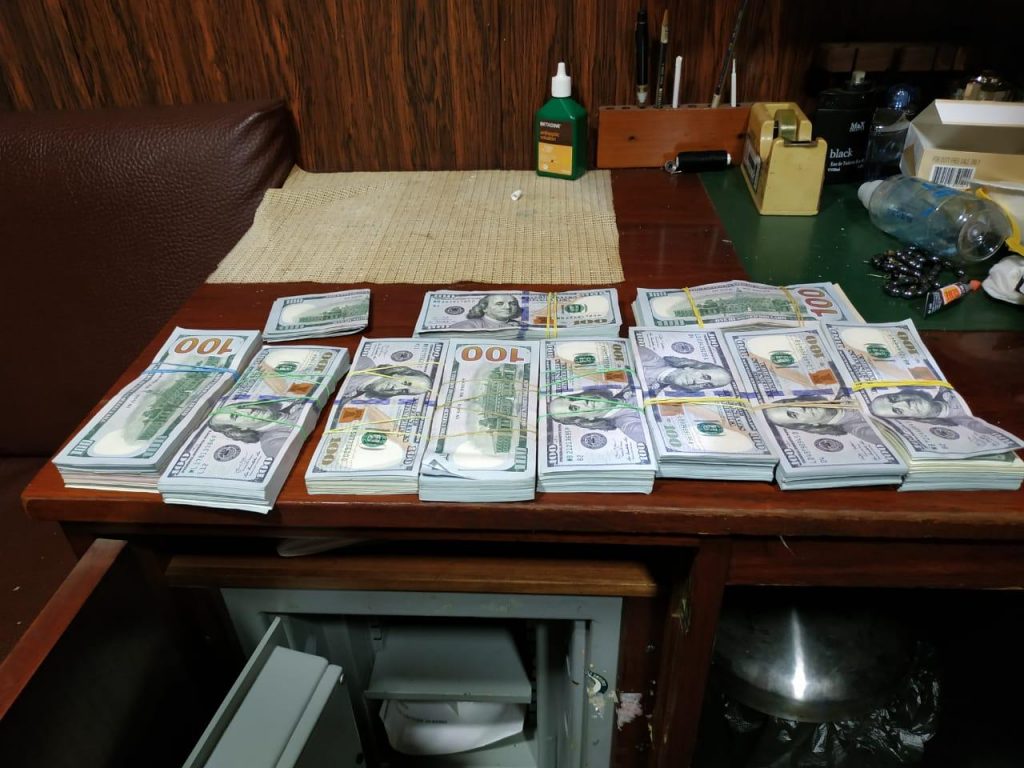 В Очакове на судне из Саудовской Аравии нашли "клад" - $106 тыс. (ФОТО, ВИДЕО) 5