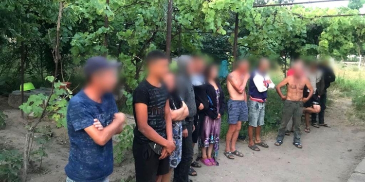 В Херсонской области освободили 13 рабов – рабовладелец сдавал их в аренду фермерам (ФОТО)