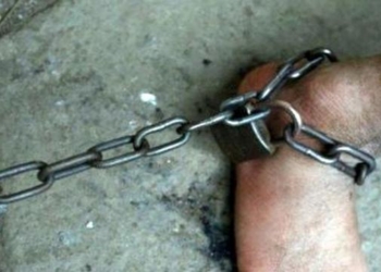 На Николаевщине супруги посадили на цепь старика, которого взялись присматривать