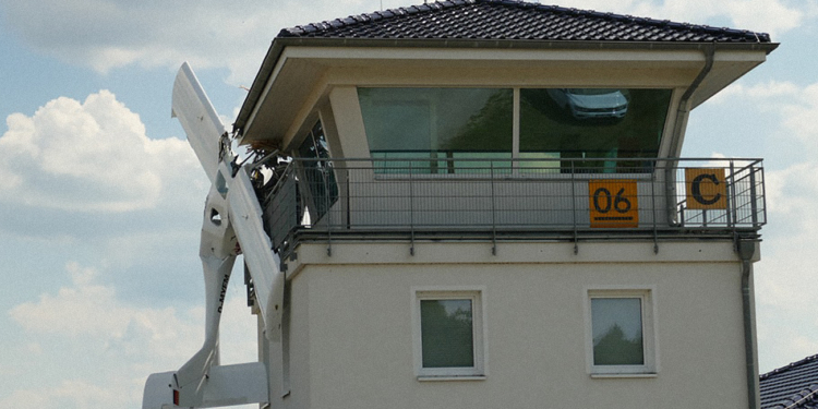 В Германии самолет врезался в башню аэропорта