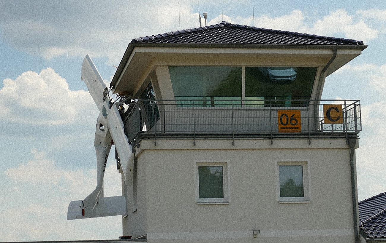 В Германии самолет врезался в башню аэропорта