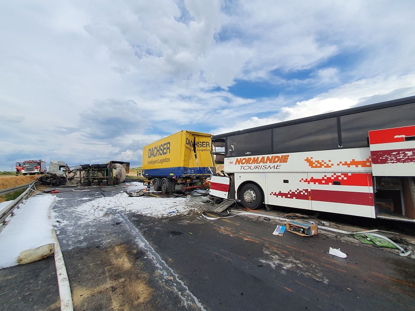 Автобус с десятками украинцев попал в серьезное ДТП в Польше (ФОТО, ВИДЕО) 5