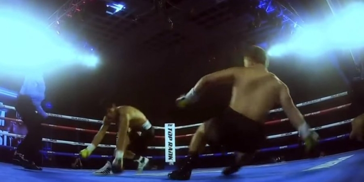 Пропустили удары в голову. Во время боя боксеры одновременно оказались в нокдауне (ВИДЕО)