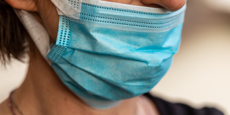 Во Львове суд отказался штрафовать продавца, который неправильно носил маску