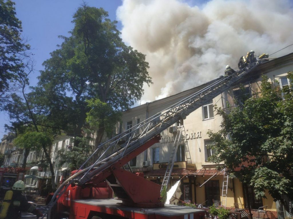 Пожар в жилом доме в центре Одессы тушили полтора часа 1