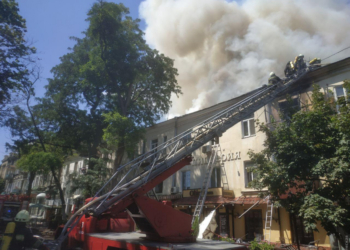 В центре Одессы горит жилой дом (ВИДЕО)