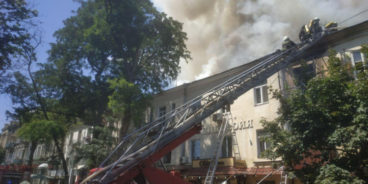 В центре Одессы горит жилой дом (ВИДЕО)