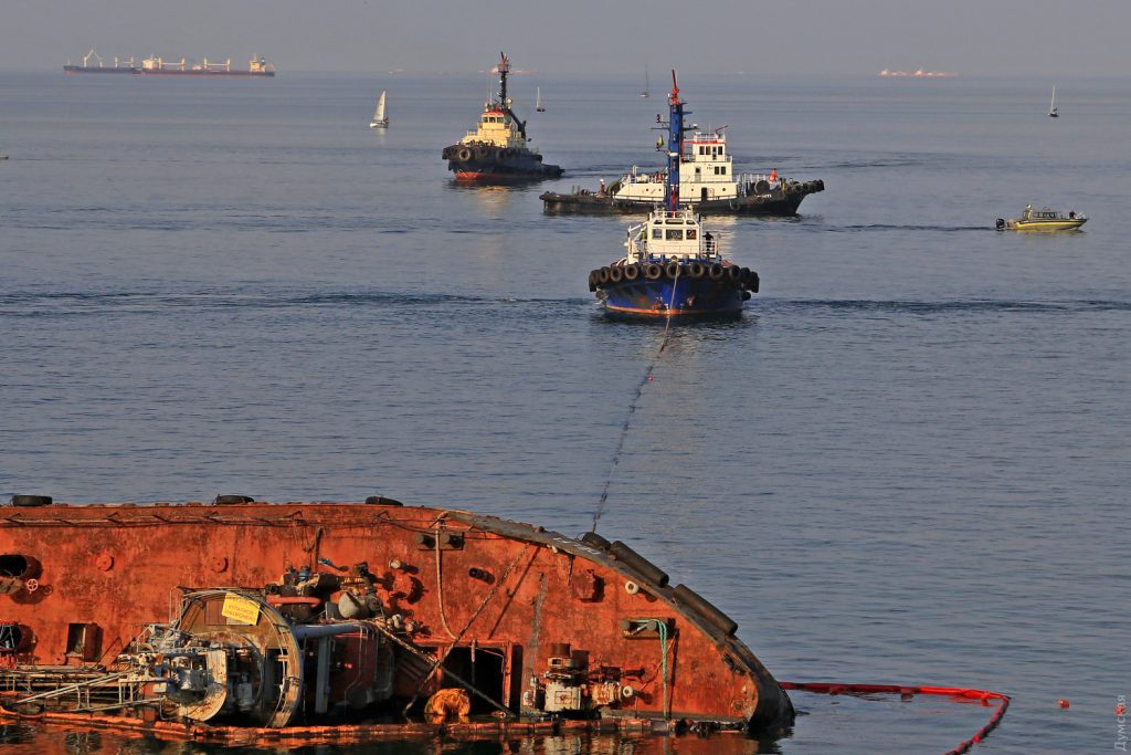 В Одессе произошел масштабный разлив топлива из затонувшего танкера 1