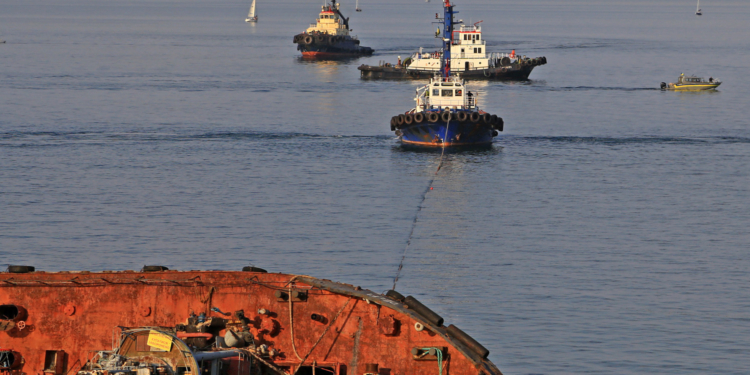 После неудачных попыток подъема Delfi водолазы решили облегчать танкер (ФОТО)