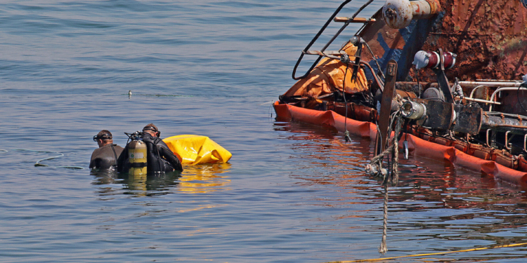 После неудачных попыток подъема Delfi водолазы решили облегчать танкер (ФОТО)