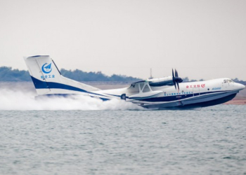 Самый большой в мире гидросамолет впервые взлетел с поверхности моря (ВИДЕО)