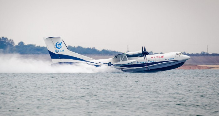 Самый большой в мире гидросамолет впервые взлетел с поверхности моря (ВИДЕО)