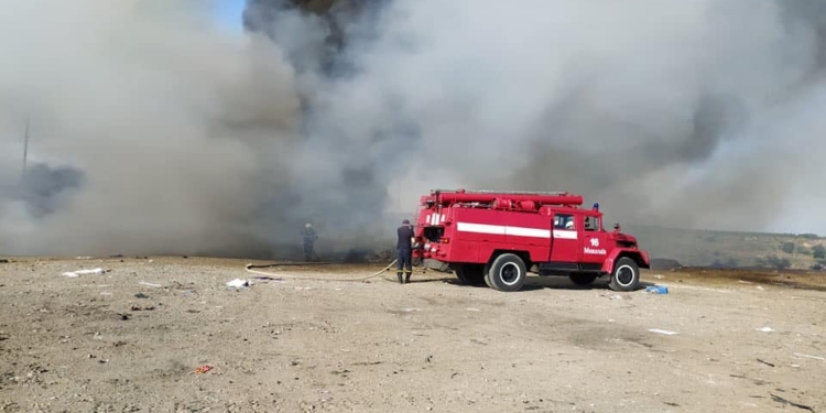 Под Николаевом крупный пожар на мусорной свалке возле села Мешков-Погорелово (ФОТО, ВИДЕО)