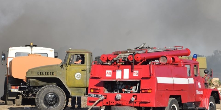 Мусорная свалка под Николаевом продолжает гореть, владелец игнорирует рекомендации спасателей