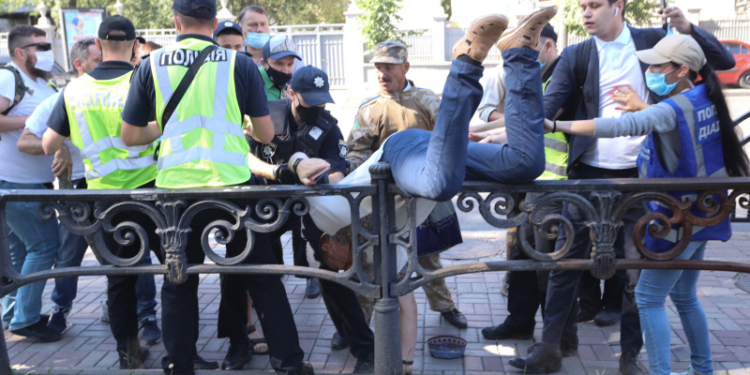 За мову. Около 50 человек пытались прорваться в Раду с палками (ФОТО)