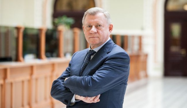 Глава НБУ подал в отставку “из-за политического давления”